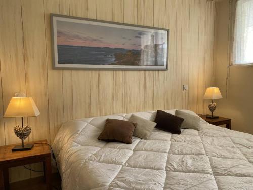 سرير أو أسرّة في غرفة في Appartement Perros-Guirec, 2 pièces, 2 personnes - FR-1-368-375