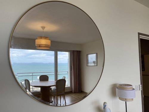 Photo de la galerie de l'établissement Bel appartement avec WiFi, balcon et garage à Perros-Guirec - FR-1-368-375, à Perros-Guirec