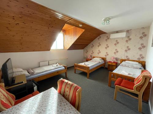 um quarto com duas camas e uma tv nele em Hot-l Mini em Nagykanizsa