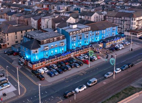 eine Stadt mit blauen Gebäuden und einem Parkplatz mit Autos in der Unterkunft Lyndene Hotel in Blackpool