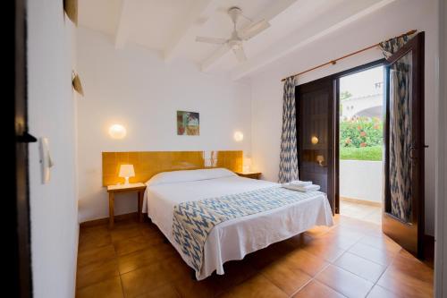 Postel nebo postele na pokoji v ubytování Apartamentos Sa Cala