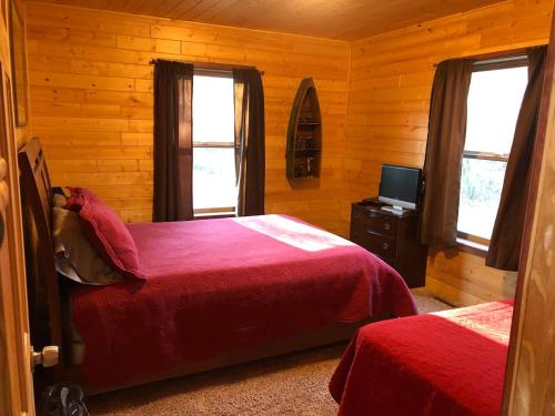 Postel nebo postele na pokoji v ubytování Hidden Forest Retreat