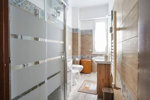 Kylpyhuone majoituspaikassa Dream Subaugusta Apartment