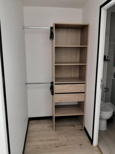 La salle de bains est pourvue d'un placard et de toilettes. dans l'établissement petit logement Crecy la chapelle, à Crécy-la-Chapelle