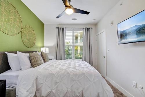 1 dormitorio con cama blanca y ventana en Relaxing Apartment Southtown, en San Antonio