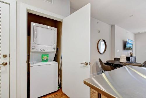 una cocina con lavadora y secadora junto a una mesa en Relaxing Apartment Southtown, en San Antonio