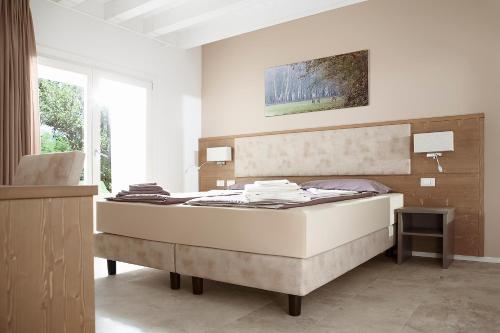 1 dormitorio con 1 cama grande en una habitación en Al Reparo, en Pederobba
