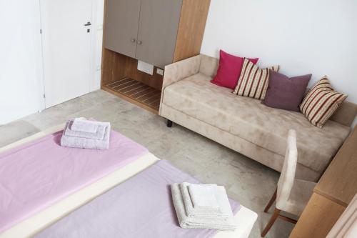a living room with a couch and a table at Al Reparo in Pederobba