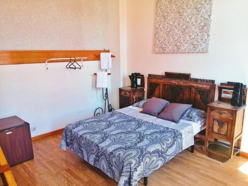 ein Schlafzimmer mit einem Bett und zwei Nachttischen in der Unterkunft Sir Manuel Guest House - Unidade Centro Histórico in Braga