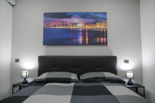 una camera da letto con un letto e un quadro sul muro di Kellas home a Bari