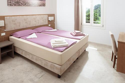 a bedroom with a bed with purple sheets at Al Reparo in Pederobba
