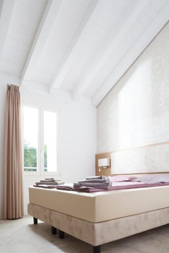 a bed in a room with a large window at Al Reparo in Pederobba