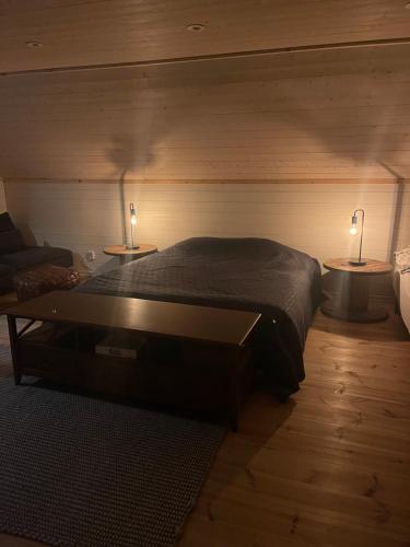 1 dormitorio con 1 cama y 2 lámparas en 2 mesas en Utterbyn/Sirsjön 