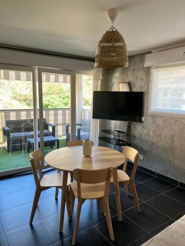une cuisine avec une table et des chaises ainsi qu'une salle à manger dans l'établissement Charmant 2 pièces proche Monaco - Parking privé, à Menton