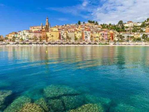 a view of a city from the water at Charmant 2 pièces proche Monaco - Parking privé in Menton