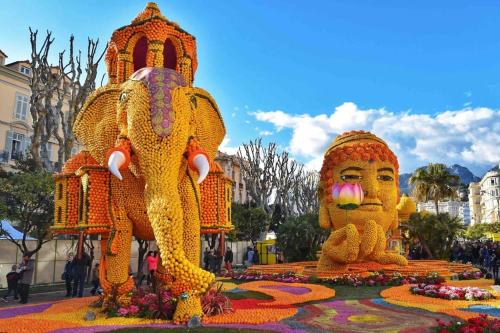 two largeulptures of an elephant and an elephant at Charmant 2 pièces proche Monaco - Parking privé in Menton