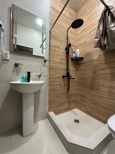 ein Bad mit einem Waschbecken und einer Dusche in der Unterkunft Apartment #5 Old Tbilisi in Tbilisi City
