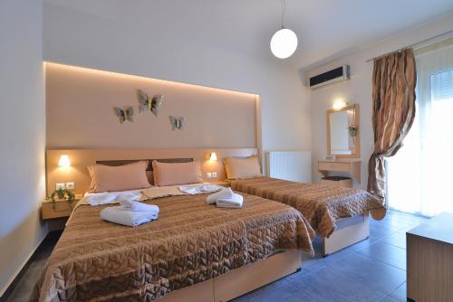 Postel nebo postele na pokoji v ubytování Aigli Rooms