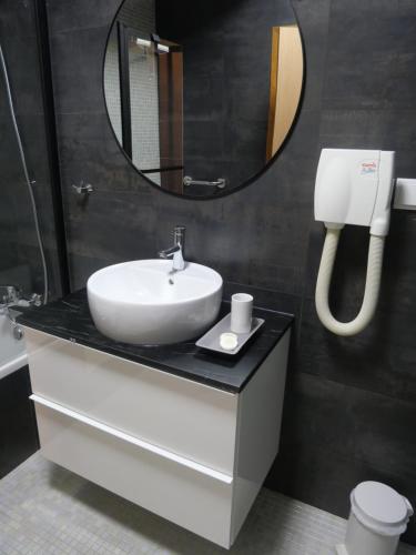 een badkamer met een wastafel en een spiegel bij casalonne in Tavira