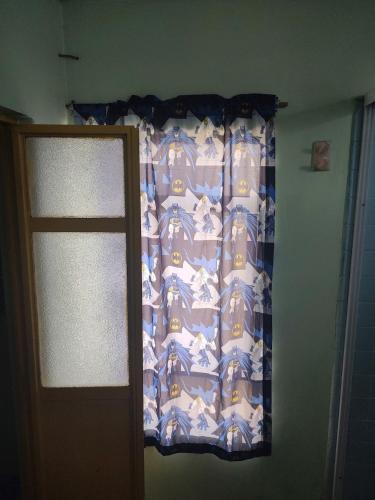 a bedroom with a curtain on a window at Casa El Colibrí CEC in Tehuacán