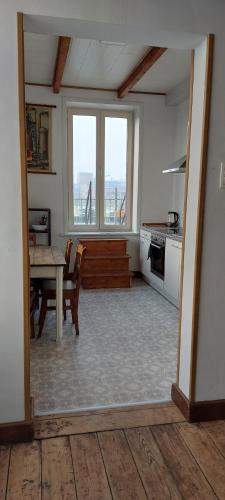 a living room with a table and a kitchen at De oude statie in Tessenderlo