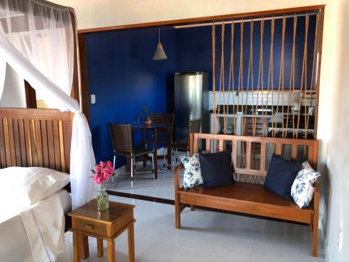 1 dormitorio con 1 cama y comedor en Flat Meier, en Canoa Quebrada