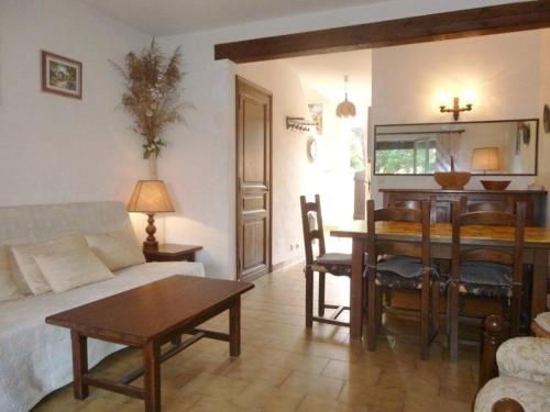 un salon avec une table et une salle à manger dans l'établissement Villa 2 chambres dans résidence avec piscine 700m plage, à Cavalaire-sur-Mer