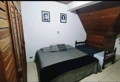 a bedroom with a bed in a room at Excelente Apto a 2 km CENTRINHO TURÍSTICO in Campos do Jordão