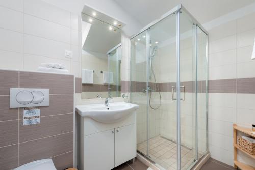 un baño con lavabo y ducha en Rooms Eden Old Town 2, en Dubrovnik