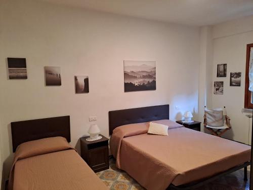 Casa di Gian في ليفانتو: سريرين في غرفة مع سريرين sidx sidx