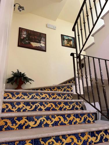 サン・ヴィート・ロ・カーポにあるKalura B&Bの青白の模様の絨毯が敷かれた階段