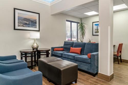 a waiting room with blue couches and a table at Comfort Inn East Oregon - Toledo in Oregon