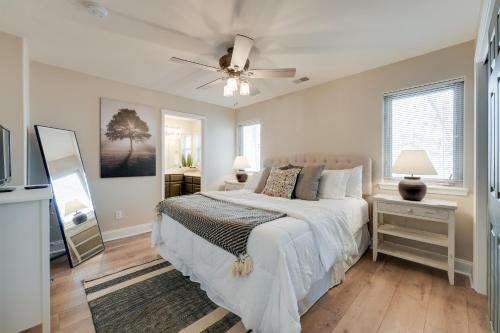 een slaapkamer met een bed en een plafondventilator bij Branson West Retreat - 2 Mi to Silver Dollar City! in Branson West