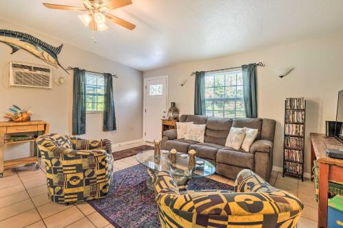 Un lugar para sentarse en 2 Mi to Beach Canal-Front Home in Hudson!