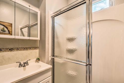 La salle de bains est pourvue d'une douche et d'un lavabo. dans l'établissement Cozy Canalfront Home Less Than 2 Miles to Hudson Beach!, à Hudson