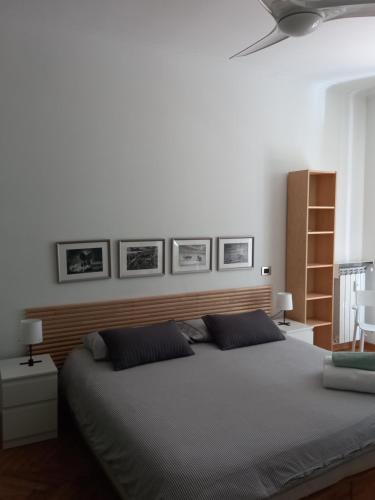 トリノにあるAppartamento Danteのベッドルーム1室(大型ベッド1台付)