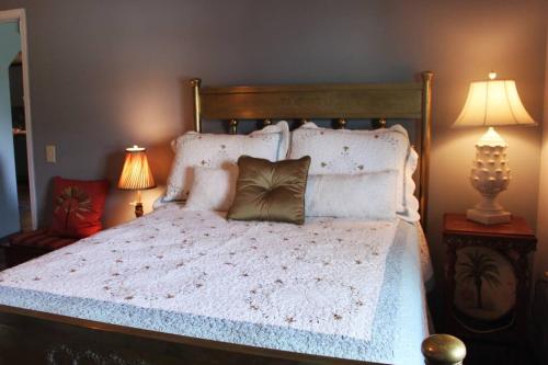 ein Schlafzimmer mit einem großen weißen Bett mit zwei Lampen in der Unterkunft Misty Waters Getaway in Elizabethton