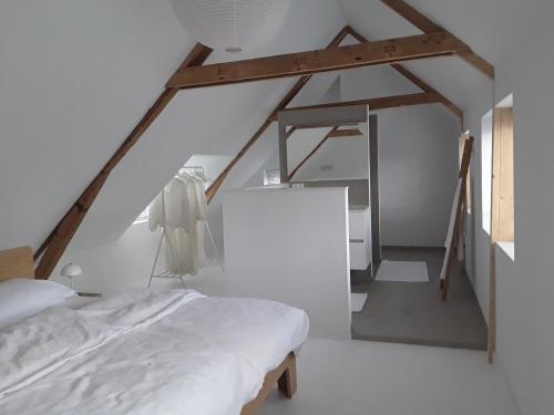 Postel nebo postele na pokoji v ubytování Maan B&B + Galerie