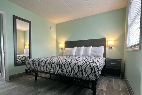 Säng eller sängar i ett rum på Royal Canadian Motel