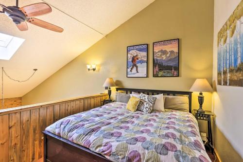 - une chambre avec un lit et deux photos sur le mur dans l'établissement Cozy Granby Mountain Condo with Resort Amenities!, à Granby