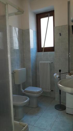 y baño con aseo y lavamanos. en Casa di Giulia en Champoluc