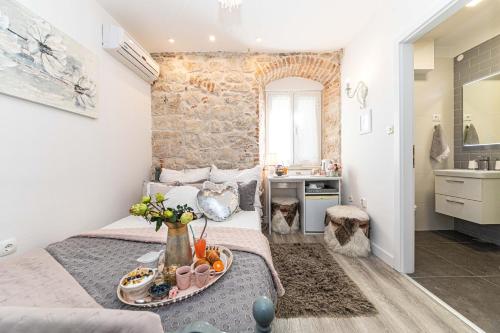 Cette petite chambre comprend un lit et un lavabo. dans l'établissement Rooms Tomic, à Split