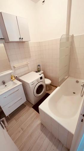 uma casa de banho com um WC, um lavatório e uma banheira em So'Conciergerie -Studio situé dans le centre ville em Cassis