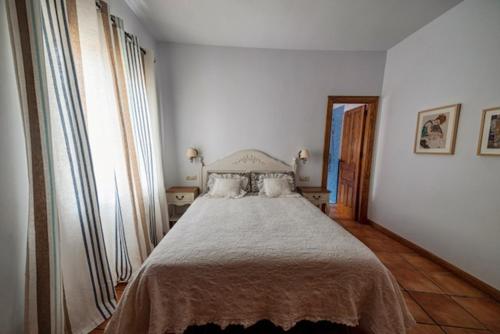 a bedroom with a large bed in a room at Casa rural collao de lobo in Serradilla