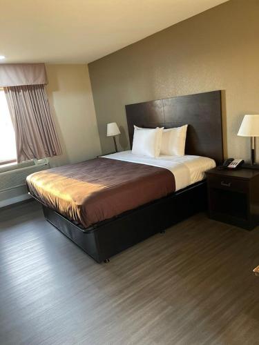 a bedroom with a large bed in a hotel room at Suburban Studios Columbia - Harbison in Columbia