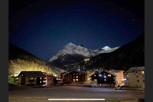 a view of a mountain at night with a parking lot at Apartment Bellavista in Saas-Grund