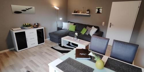 ein Wohnzimmer mit einem Sofa und einem Tisch in der Unterkunft Top Ferienwohnung am Diemelsee, Sauerland Nähe Willingen Winterberg in Diemelsee