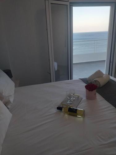 Una cama o camas en una habitación de Infinity Blue Suite