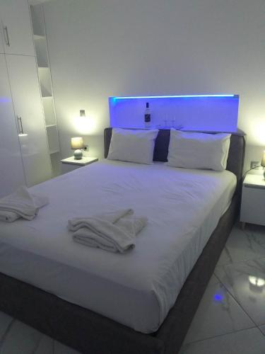 Una cama o camas en una habitación de Infinity Blue Suite