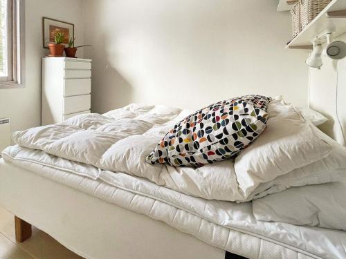Furusund的住宿－Holiday home BLIDÖ VIII，一张白色的床,上面有枕头